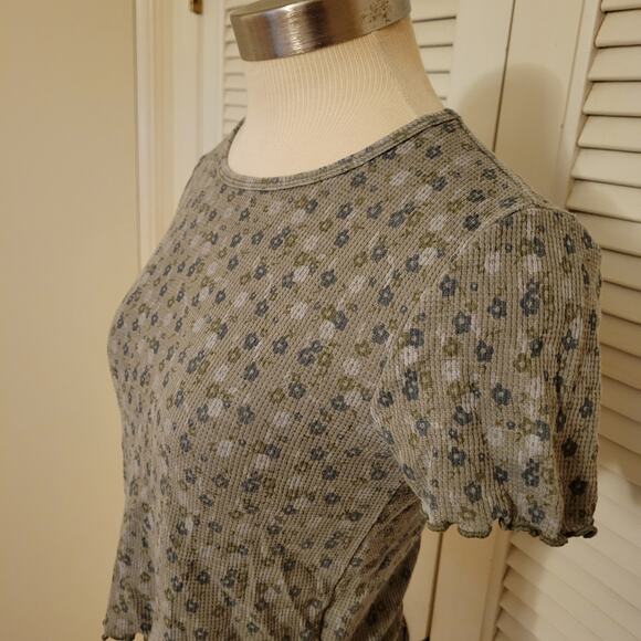 American Eagle Green Floral Ribbed Baby Tee Lettuce Hem Stretch Small - Picture 3 of 7